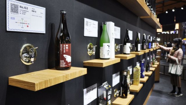 Изложени бутилки саке по време на изложение в Китай. Снимка: Kyodo News via Getty Images