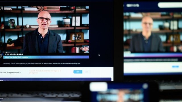 <p>
	Главният изпълнителен директор на Microsoft Сатя Надела. <em>Снимка:&nbsp;Akio Kon/Bloomberg</em></p>
