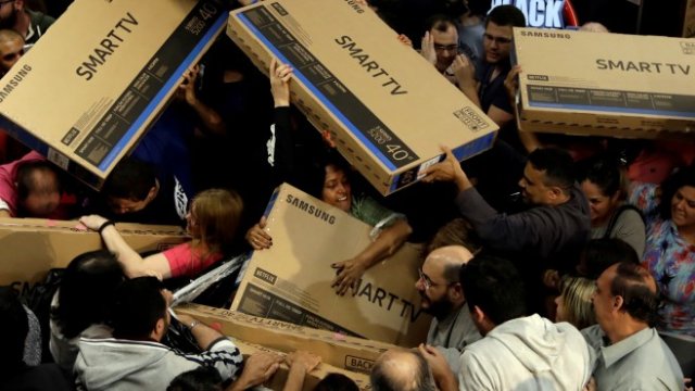 <p>
	Много американци признават, че харчат пари за ненужни вещи. <em>Снимка: Ройтерс</em></p>
