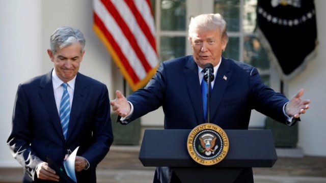 <p>
	Гуверньорът на Фед Паулъл (вляво) и американският президент Доналд Тръмп. <em>Снимка: Ройтерс</em></p>
