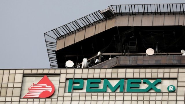 <p>
	Шестте съществуващи рафинерии на Pemex работят на 35% от капацитета си поради хроничните недостатъчни инвестиции. <em>Снимка: Ройтерс</em></p>
