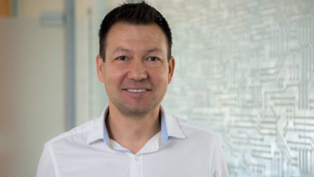 <p>
	Вихрен Славчев е съосновател и главен изпълнителен директор на изцяло българската IT фирма &quot;Мнемоника&quot;.<em> Снимка: Мнемоника</em></p>
