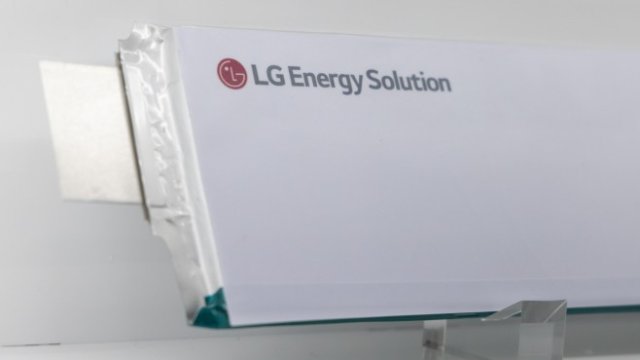 <p>
	Така изглеждат част от батериите на корейския концерн. Снимка: Bloomberg&nbsp;</p>
