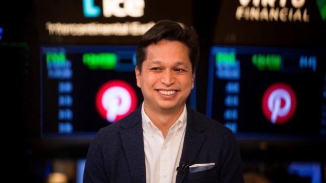 <p>
	Бен Силбърман, съосновател и главен изпълнителен директор на Pinterest Inc., се усмихва по време на интервю на пода на Нюйоркската фондова борса (NYSE) по време на първичното публично предлагане (IPO) на компанията на 18 април 2019 г.&nbsp;&nbsp;<em>Снимка: Michael Nagle/Bloomberg</em></p>
