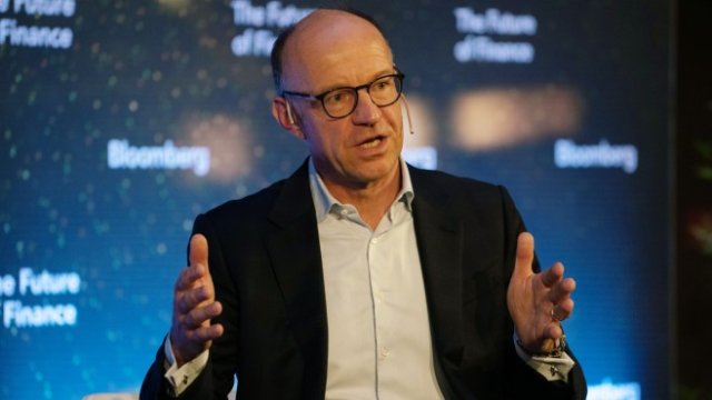 <p>
	Финансовият директор на Volkswagen Арно Антлиц.&nbsp;<em>Снимка: Bloomberg L.P.</em></p>
