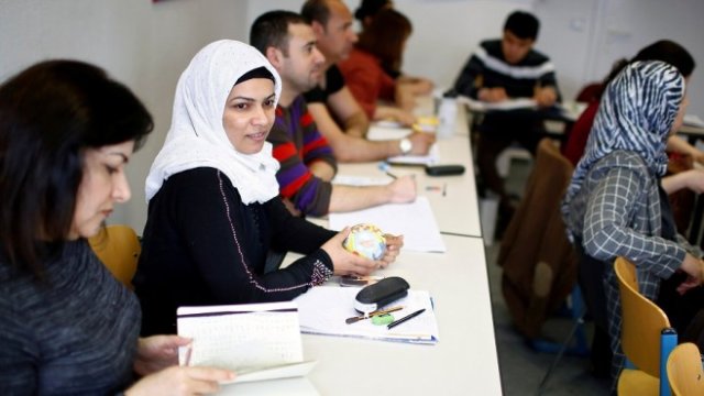 <p>
	Обучение на бежанци в Германия. Снимка: <em>архив Ройтерс</em></p>
