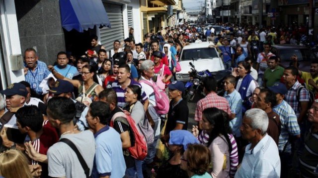 <p>
	Венецуелци чакат да депозират парите си. <em>Снимка: архив Ройтерс</em></p>
