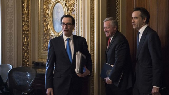 <p>
	Американският финансов министър Стивън Манучин (вляво) и сенатори. <em>Снимка: Sarah Silbiger/Bloomberg</em></p>
