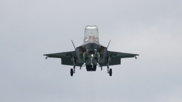 <p>
	Изтребител F-35B Lightning II.<em> Снимка: SeongJoon Cho/Bloomberg</em></p>

