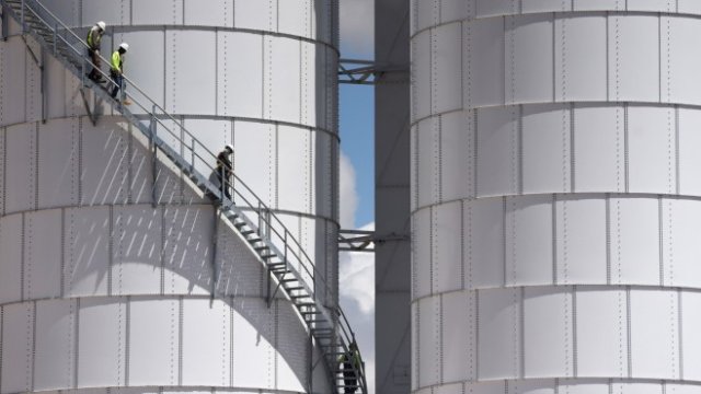 <p>
	Купувачите все още са изключително внимателни относно руския петрол поради опасения, че покупката му може да навреди на репутацията им или може да нарушат наложените санкции.<em> Снимка: Bloomberg L.P.</em></p>
