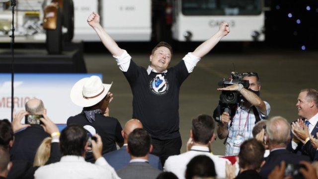 <p>
	Главният изпълнителен директор на SpaceX Илон Мъск. <em>Снимка: EPA/ERIK S. LESSER</em></p>
