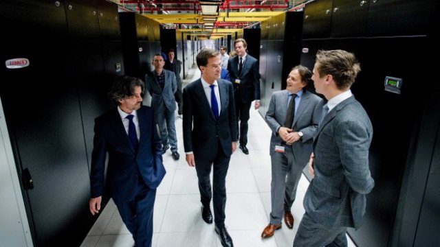 <p>
	Откриването на център за данни в Холандия. <em>Снимка: EPA/ROBIN VAN LONKHUIJSEN</em></p>

