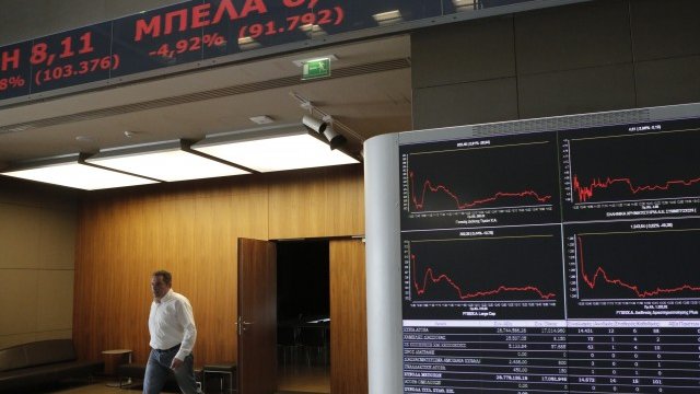<p>
	Водещият гръцки индекс се понижи с 2,6% до 916,5 пункта в ранния следобед. <em>Снимка: Ройтерс</em></p>
