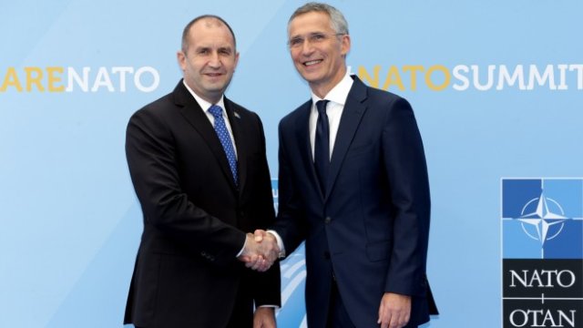 <p>
	Президентът Румен Радев и генералният секретар на НАТО Йенс Столтенберг в Брюксел. <em>Снимка: Прессекретариат на държавния глава</em></p>
