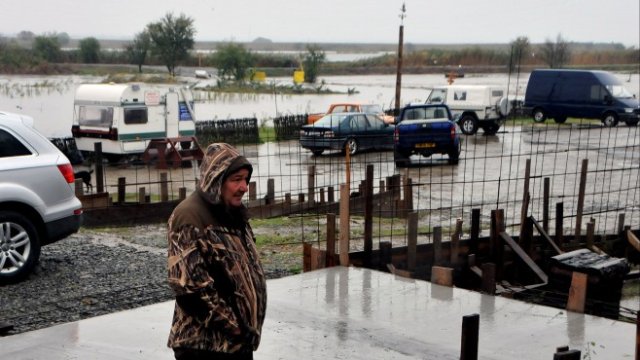 <p>
	<em>Село Равнец (25 октомври 2017). Проливните дъждове в общините Бургас и Камено наводниха големи площи. Снимка: БТА</em></p>
