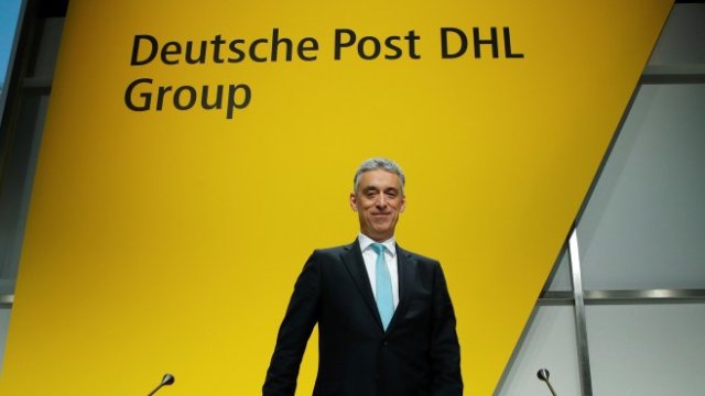 <p>
	Шефът на Deutsche Post Франк Апел печели с 232 пъти повече от средностатистическия служител на пощата. <em>Снимка: архив Ройтерс</em></p>
