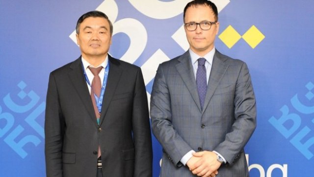 <p>
	Стоян Мавродиев (вдясно), главен изпълнителен директор на Българската банка за развитие, и Хуайбан Ху, председател на УС на Китайската банка за развитие. <em>Снимка: ББР</em></p>
