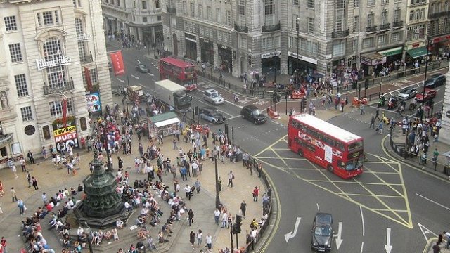 <p>
	Лондон остава най-скъпият пазар на търговски площи. <em>Снимка:&nbsp;Matt From London. Лиценз: <a href="http://creativecommons.org/licenses/by/2.0/deed.en" target="_blank">Creative Commons</a></em></p>
