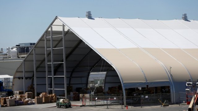 <p>
	Огромният временен хангар на Tesla. <em>Снимка: Ройтерс</em></p>
