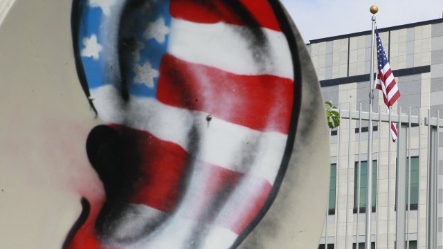 <p>
	Пред сградата на NSA всеки ден протестират активисти за свободата на словото. <em>Снимка: Ройтерс</em></p>
