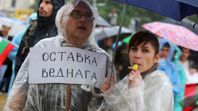 <p>
	Дъждът не спря протестиращите. <em>Снимка: БТА</em></p>
