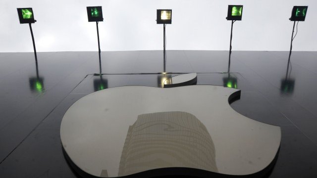 <p>
	Apple продължава да е силно зависима от Samsung. <em>Снимка: Getty Images News</em></p>
