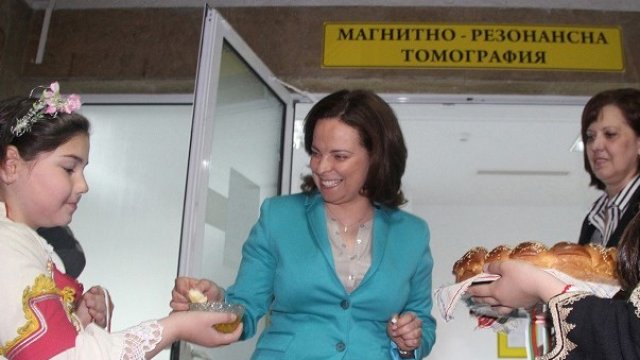<p>
	Таня Андреева откри обновеното родилно отделение и ядрено-магнитен резонанс в МБАЛ Смолян. <em>Снимка: БТА</em></p>
