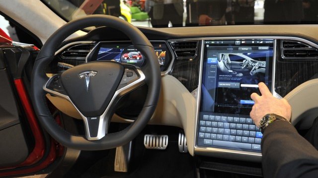 <p>
	Футуристичният интериор на&nbsp;Model S. <em>Снимка: Ройтерс</em></p>
