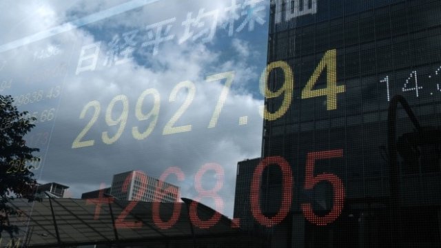 <p>
	Японският бенчмарк <strong>Nikkei 225 </strong>поведе ръстовете в региона с повишение от 3%, достигайки 28 040,16 пункта, подпомогнат от акциите на конгломерата SoftBank, които поскъпнаха с над 7 на сто<em>. Снимка: Soichiro Korimaya/Bloomberg</em></p>
