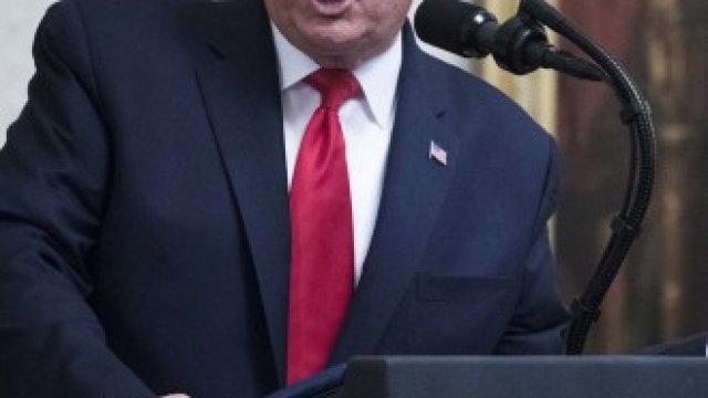 <p>
	Според Тръмп вносът на стомана и алуминий застрашава жизнеността на местните индустрии и затова е заплаха за националната сигурност на САЩ. <em>Снимка: Sarah Silbiger/Bloomberg</em></p>
