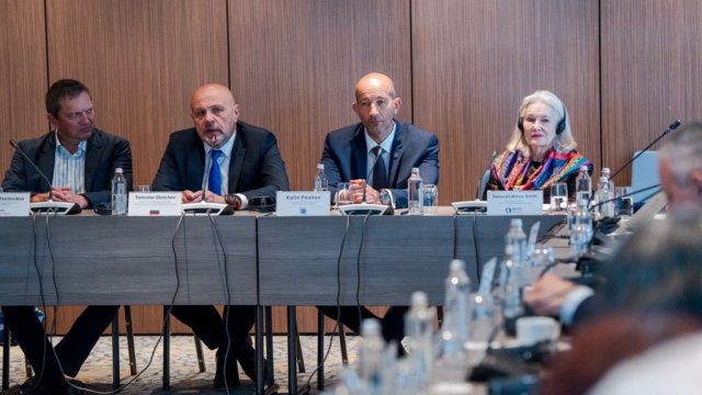 От ляво надясно: Димитър Цоцорков, председатeл на Надзорния съвет на &quot;Асарел-Медет&quot;; Томислав Дончев, заместник министър-председател и министър на иновациите и растежа на България; Калин Пешов, председател на Управителния съвет на &quot;Главболгарстрой Холдинг&quot;; Дебора Л. Уинс-Смит, президент на GFCC