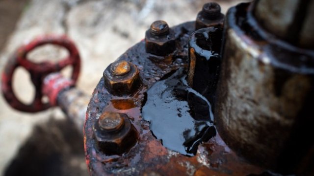 <p>
	Черно петно нефт на крик за изпомпване на петрол в петролно поле край Алметьевск, Русия, в неделя, 16 август 2020&nbsp;&nbsp; <em>Снимка: Andrey Rudakov/Bloomberg </em></p>
