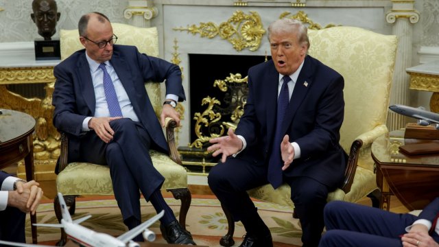 Германският канцлер Фридрих Мерц (вляво) по време на срещата му с американския президент Доналд Тръмп (вдясно) в Белия дом. Снимка: Bloomberg LP