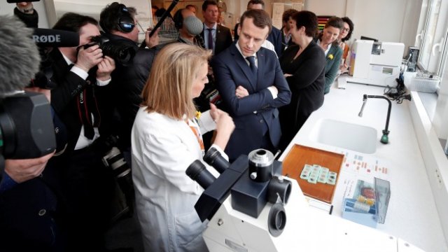 <p>
	Франция ясно обяви технологичните си амбиции, откакто Макрон пое президентския пост през май 2017 г. На снимката - Макрон по време на посещението си в модерна болница в Париж.&nbsp;<em>Снимка: Ройтерс</em></p>
