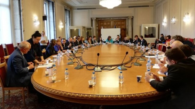 <p>
	Заседание на парламентарната бюджетна комисия. <em>Снимка: Ралица Пейчева</em></p>
