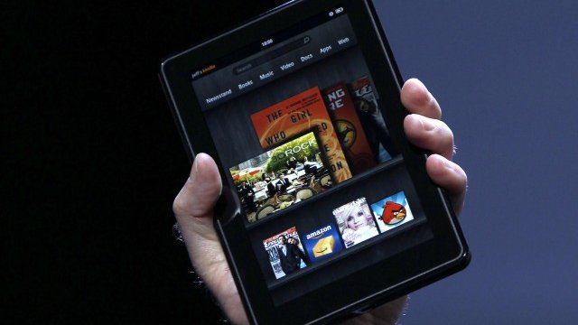 <p>
	За успеха на &nbsp;Kindle Fire&nbsp;най-голяма &quot;вина&quot; има ниската цена - 199 долара. <em>Снимка: Ройтерс</em></p>
