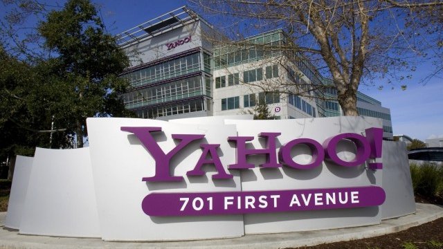 <p style="text-align: center;">
	Почти веднага след уволнението на Каръл Барц се появиха първите спекулации за възможната продажба на Yahoo.<em> Снимка: Ройтерс</em></p>
