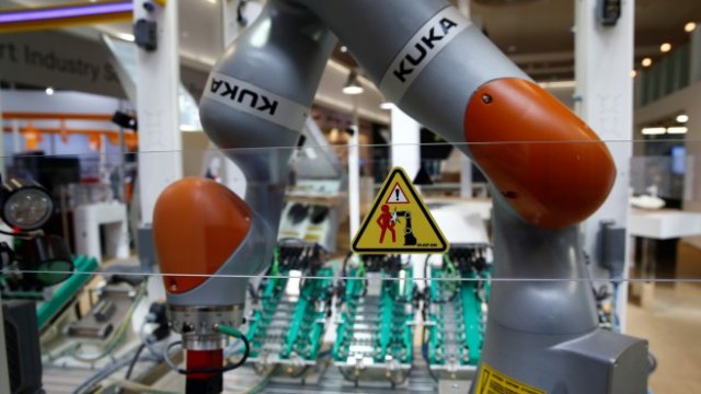 <p>
	Робот на германската&nbsp;Kuka. <em>Снимка: Ройтерс</em></p>
