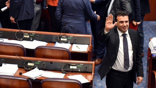 <p>
	Македонският премиер Зоран Заев след гласуването в парламента. <em>Снимка: Ройтерс</em></p>
