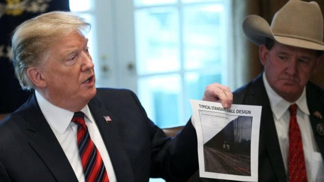 <p>
	Американският президент Доналд Тръмп продължава да мечтае за &quot;своята&quot; стена по границата с Мексико. <em>Снимка: Ройтерс</em></p>
