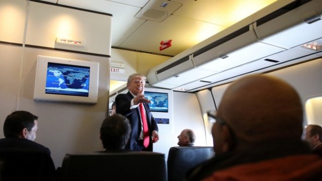 <p>
	Тръмп на борда на президентския самолет Air Force One. <em>Снимка: Ройтерс</em></p>
