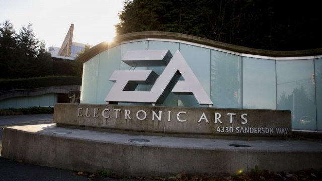 <p>
	Логото на Electronic Arts Inc. пред централата на компанията в САЩ. <em>Снимка: Bloomberg LP</em></p>
