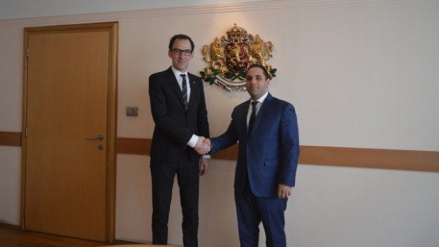 <p>
	Министърът на икономиката Емил Караниколов и извънредния и пълномощен посланик на Нова Зеландия в България Грегъри Майкъл Андрюс. <em>Снимка: Министерство на икономиката</em></p>
