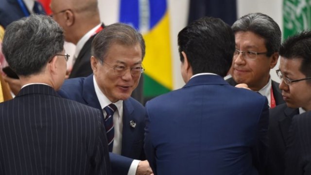 <p>
	Лидерите на Южна Корея и Япония по време на срещата на Г-20 в Осака.<em> Снимка: Ройтерс</em></p>
