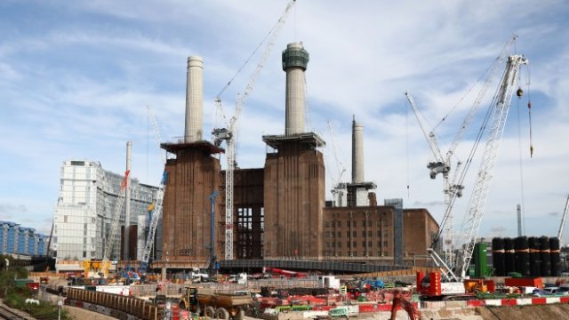 <p>
	Battersea Power Station в Лондон - икона на епохата на въглищния ток. <em>Снимка: архив Ройтерс&nbsp;</em></p>
