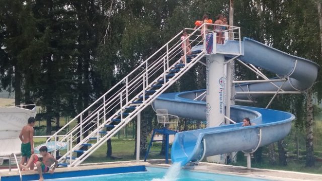 <p>
	Водната пързалка "Ролба"е основната атракция в басейна на Синергон холдинг <em>Снимка: Investor.bg</em></p>
