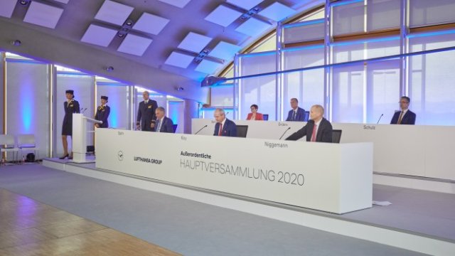 <p>
	Момент от извънредното Общо събрание на акционерите. <em>Снимка: EPA/OLIVER ROESLER</em></p>
