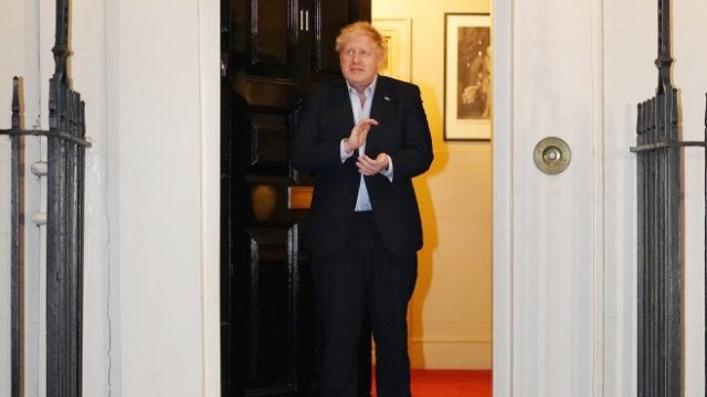 <p>
	Британският премиер аплодира медиците от дома си на 2 април. <em>Снимка: EPA/PIPPA FOWLES / DOWNING STREET</em></p>
