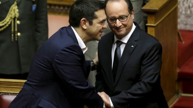 <p>
	Алексис Ципрас и Франсоа Оланд <em>Снимка: архив Ройтерс</em></p>
