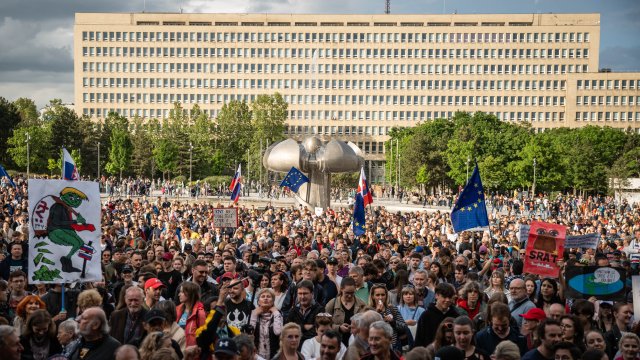 Протест срещу промените в обществената телевизия и радио в Словакия. Снимка: EPA_JAKUB GAVLAK